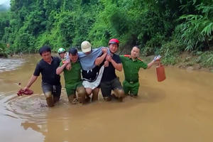 Công an Nghệ An kịp thời đưa thai phụ vượt lũ sinh con