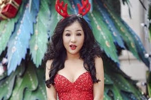 Danh hài Thúy Nga khoe vòng 1 gợi cảm trong bộ ảnh giáng sinh