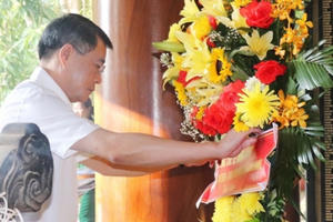 Chánh Văn phòng Trung ương Đảng dâng hương tại các địa chỉ đỏ ở Hà Tĩnh
