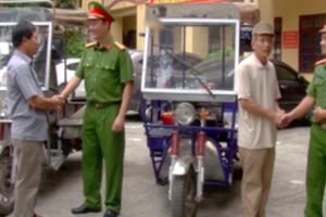 Hà Nội: Bắt 3 đối tượng trộm xe ba bánh của thương bình