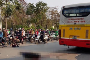 Hà Nội: Va chạm với xe buýt, 1 người đàn ông bị cán tử vong tại chỗ