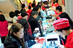 Chen chân mua Gà trống vàng DOJI cầu may từ sáng sớm