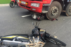 Quảng Nam: Xe máy nát bét dưới gầm xe tải, một người bị thương nặng