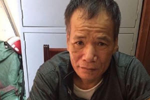 Gã đàn ông manh động vác dao, bịt mặt xông vào nhà văn hóa cướp 65 triệu đồng Gã đàn ông manh động vác dao, bịt mặt xông vào nhà văn hóa cướp 65 triệu đồng