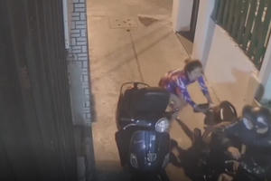 [Clip]: Bất cẩn quên đóng cốp xe máy, người phụ nữ nhận "trái đắng"