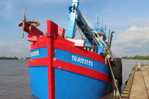 Bộ Tư lệnh Vùng Cảnh sát biển 4 tạm giữ tàu chở 70.000 lít dầu D.O không rõ nguồn gốc