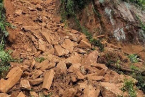 Yên Bái: Tuyến đường tỉnh lộ 172 bị sạt lở gây ách tắc giao thông Yên Bái: Tuyến đường tỉnh lộ 172 bị sạt lở gây ách tắc giao thông