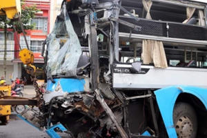 Lâm Đồng: Xe khách mất lái "đốn đổ" cột điện