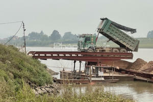 Bến thủy nội địa không phép ngang nhiên tồn tại dọc sông Lục Nam Bến thủy nội địa không phép ngang nhiên tồn tại dọc sông Lục Nam