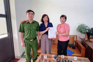 Bất ngờ nhận được số tiền khổng lồ trong tài khoản, nữ giáo viên lập tức báo Công an