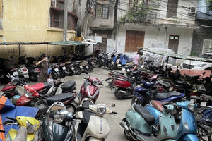 Hà Nội: Đề nghị xử lý việc lấn chiếm vỉa hè, lòng đường ở phường Láng Hạ