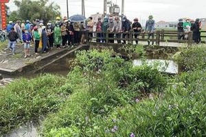 Hà Tĩnh: Phát hiện thi thể nam thanh niên bên lề đường
