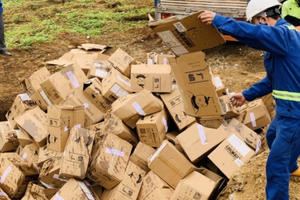 Lào Cai tiêu hủy hơn 2 tấn bột sữa, bột thạch đen nhập lậu