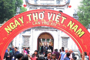 Văn Miếu - Quốc Tử Giám tràn ngập sắc màu ngày Thơ Việt Nam Văn Miếu - Quốc Tử Giám tràn ngập sắc màu ngày Thơ Việt Nam