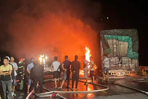 Hiện trường kinh hoàng vụ xe tải đối đầu xe container khiến 2 người thương vong tại Quảng Trị