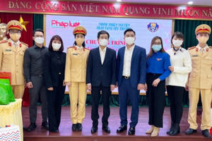 Đoàn Thanh niên Báo Pháp luật Việt Nam trao quà Tết cho người nghèo quận Hoàn Kiếm