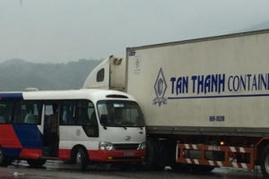 Xe container phi như bay, tông thẳng vào xe chở cán bộ đi công tác