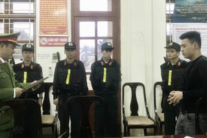 Khởi tố 3 đối tượng dụ dỗ, lôi kéo thiếu nữ 13 tuổi bán vào quán karaoke với giá 25 triệu đồng