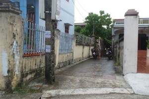 Cán bộ nhảy rào vào vườn khi dân đi vắng để đo mốc giới?