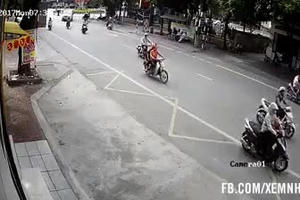 Xe máy tông ô tô, nam thanh niên bị kéo lê hàng chục mét Xe máy tông ô tô, nam thanh niên bị kéo lê hàng chục mét