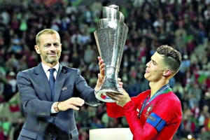 Chủ tịch UEFA thừa nhận mùa giải có thể hủy bỏ