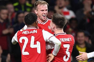 League Cup: "Pháo thủ" ra sức bắn phá