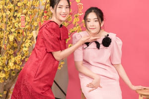 Chị em Nam Anh - Nam Em nắm chặt tay tung tăng xuống phố