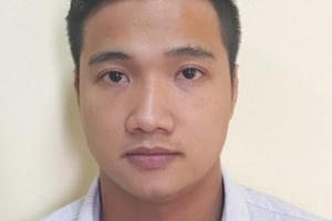 Giả bộ xe hết xăng để giở trò đồi bại với bé gái 12 tuổi