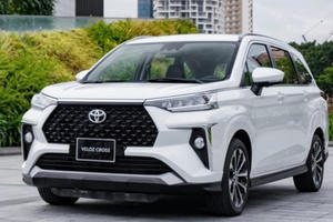 Khách hàng mua Toyota Veloz tiếp tục cảnh ‘bia kèm lạc’
