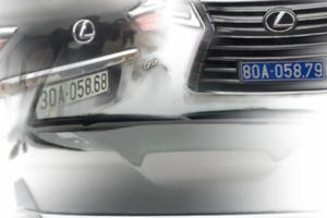 Xe sang Lexus đuôi đeo biển trắng, đầu treo biển xanh 80A tại sân chùa Tam Chúc