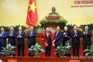 Ông Bùi Đức Hinh được bầu giữ chức Chủ tịch Uỷ ban Nhân dân tỉnh Hoà Bình