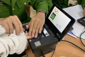 Xuyên đêm cấp thẻ căn cước gắn chip cho người dân