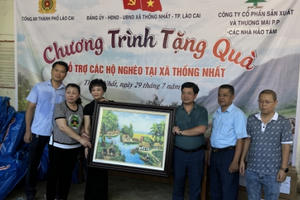 Lào Cai: Tặng 360 suất quà cho các hộ dân có hoàn cảnh đặc biệt khó khăn tại xã Thống Nhất Lào Cai: Tặng 360 suất quà cho các hộ dân có hoàn cảnh đặc biệt khó khăn tại xã Thống Nhất