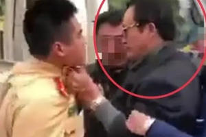 Tuyên Quang: Chi cục trưởng Dân số túm áo, tát CSGT khi được yêu cầu đo nồng độ cồn Tuyên Quang: Chi cục trưởng Dân số túm áo, tát CSGT khi được yêu cầu đo nồng độ cồn