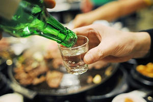 Cách uống rượu bia ngày Tết không say, không hại gan