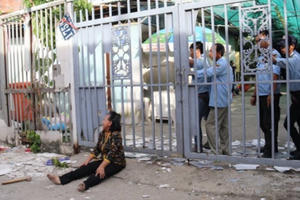 Kỳ 1 – TP HCM: Nghi vấn có sự "bảo kê" cho nhóm đối tượng lạ ngang nhiên chiếm dụng nhà bà lão? Kỳ 1 – TP HCM: Nghi vấn có sự "bảo kê" cho nhóm đối tượng lạ ngang nhiên chiếm dụng nhà bà lão?