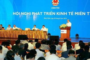 Miền Trung “đất thiếu, trời thừa” Miền Trung “đất thiếu, trời thừa”