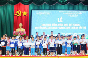 149 suất học bổng được trao cho học sinh tại Thạch Hà và TP Hà Tĩnh