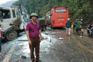 Tuyên Quang: Xe tải chở kính đâm xe khách, nhiều người nhập viện