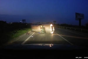 Clip: Tránh bó củi, ôtô lộn nhào tóe lửa trên cao tốc Hà Nội - Bắc Giang