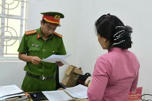 Khởi tố, bắt giam bảo mẫu ném bé trai 14 tháng tuổi xuống nền gạch gây chấn thương sọ não