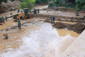 Thầy cô oằn mình đẩy bùn lũ trong lễ 2/9 để trò khai giảng đúng ngày