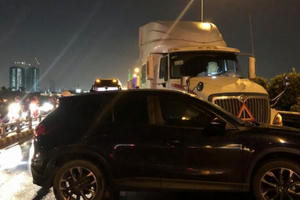 Tai nạn trên cao tốc, nhiều người thoát chết, giao thông tê liệt