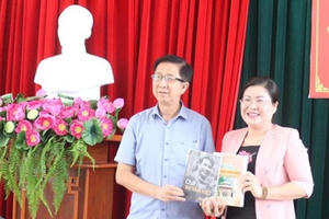 Tỉnh Vĩnh Long nhận 600 quyển sách viết về đạo đức cách mạng của đồng chí Võ Văn Kiệt