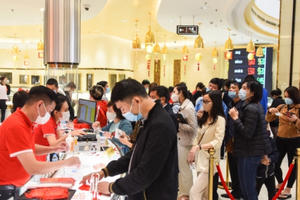 Khách hàng hào hứng với những sản phẩm vàng của DOJI tung ra thị trường ngày Vía Thần Tài