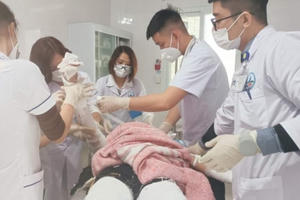 Nam sinh bỏng toàn thân nghi do đốt pháo hoa