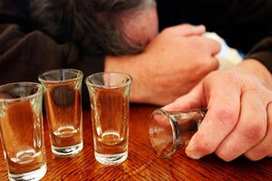 Một cụ ông 74 tuổi bị bạn nhậu đạp chết