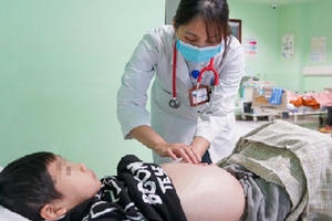 Bé trai 6 tuổi nguy kịch, suy thận vì cha mẹ tự điều trị bệnh