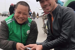 Hành động bất ngờ của tài xế Grab làm ấm lòng vạn người trong ngày Tết