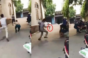 Người đàn ông cầm dao đuổi cán bộ tại chốt kiểm dịch huyện Ba Vì Người đàn ông cầm dao đuổi cán bộ tại chốt kiểm dịch huyện Ba Vì